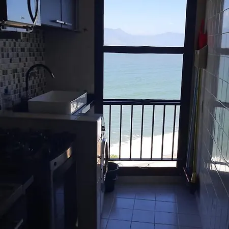 Apartamento na avenida da praia Martim de Sá com vista infinita pro mar em todos os cômodos.No 3o. quiosque próximo a prainha.Sinta-se na praia ouvindo o barulho das ondas e música dos quiosques.Com piscina adulto e infantil. Caraguatatuba Exterior foto