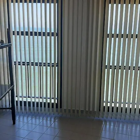 Apartamento na avenida da praia Martim de Sá com vista infinita pro mar em todos os cômodos.No 3o. quiosque próximo a prainha.Sinta-se na praia ouvindo o barulho das ondas e música dos quiosques.Com piscina adulto e infantil. Caraguatatuba Exterior foto
