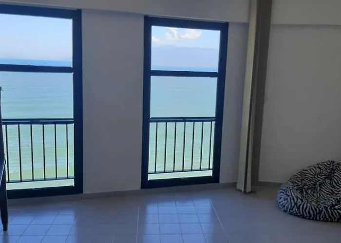 Apartamento Na Avenida Da Praia Martim De Sa Com Vista Infinita Pro Mar Em Todos Os Comodos.No 3O. Quiosque Proximo A Prainha.Sinta-Se Na Praia Ouvindo O Barulho Das Ondas E Musica Dos Quiosques.Com Piscina Adulto E Infantil.